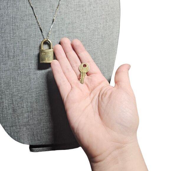 VINTAGE Louis Vuitton Lock & Key (# 204) on a Vintage Gold-tone Chain - Picture 11 of 15